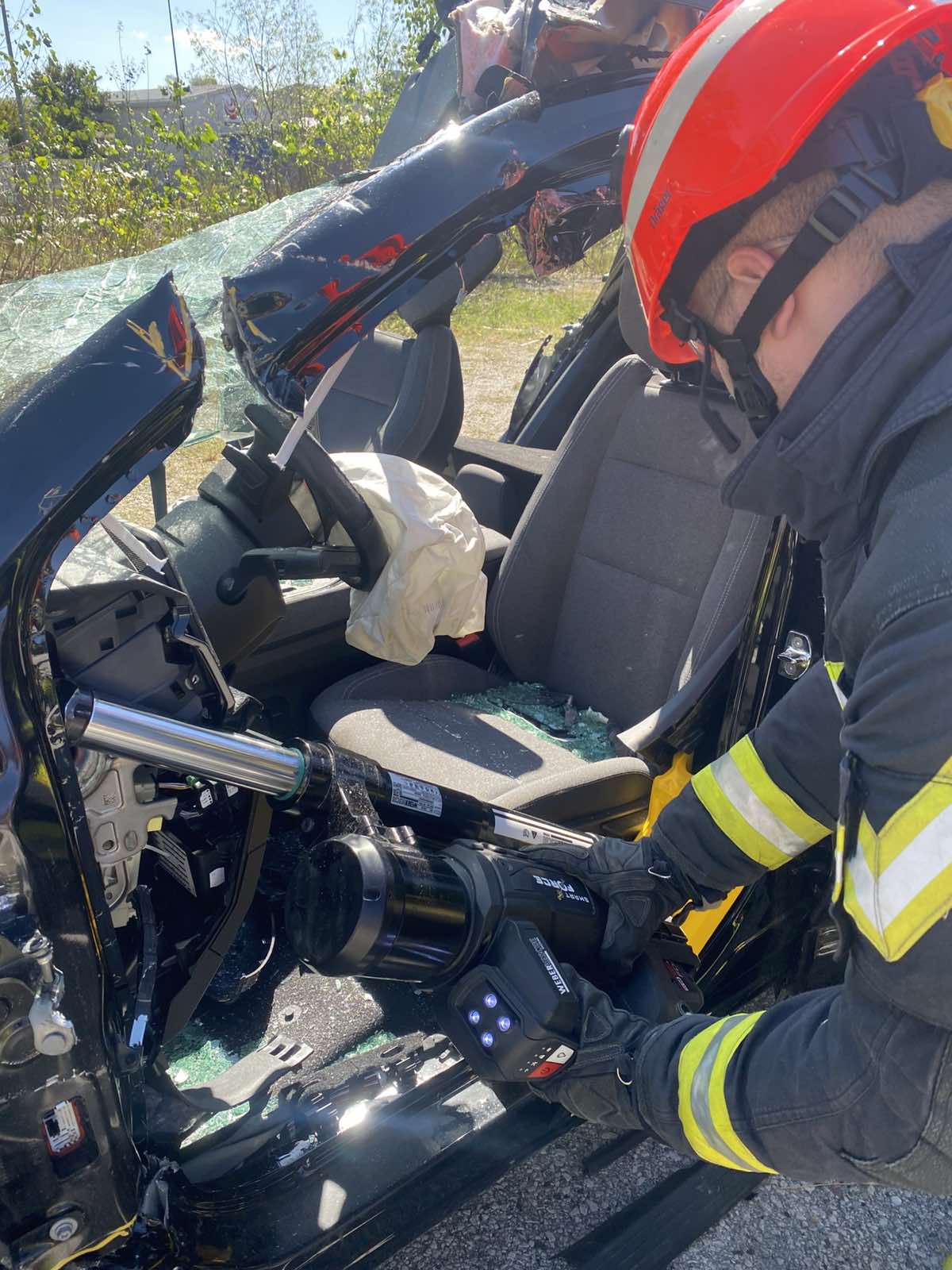 Tehnično reševanje ob prometnih nesrečah električnih in hibridnih vozil